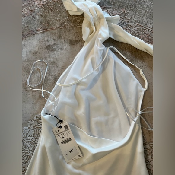 White satin open back halter dress - Picture 14 of 16